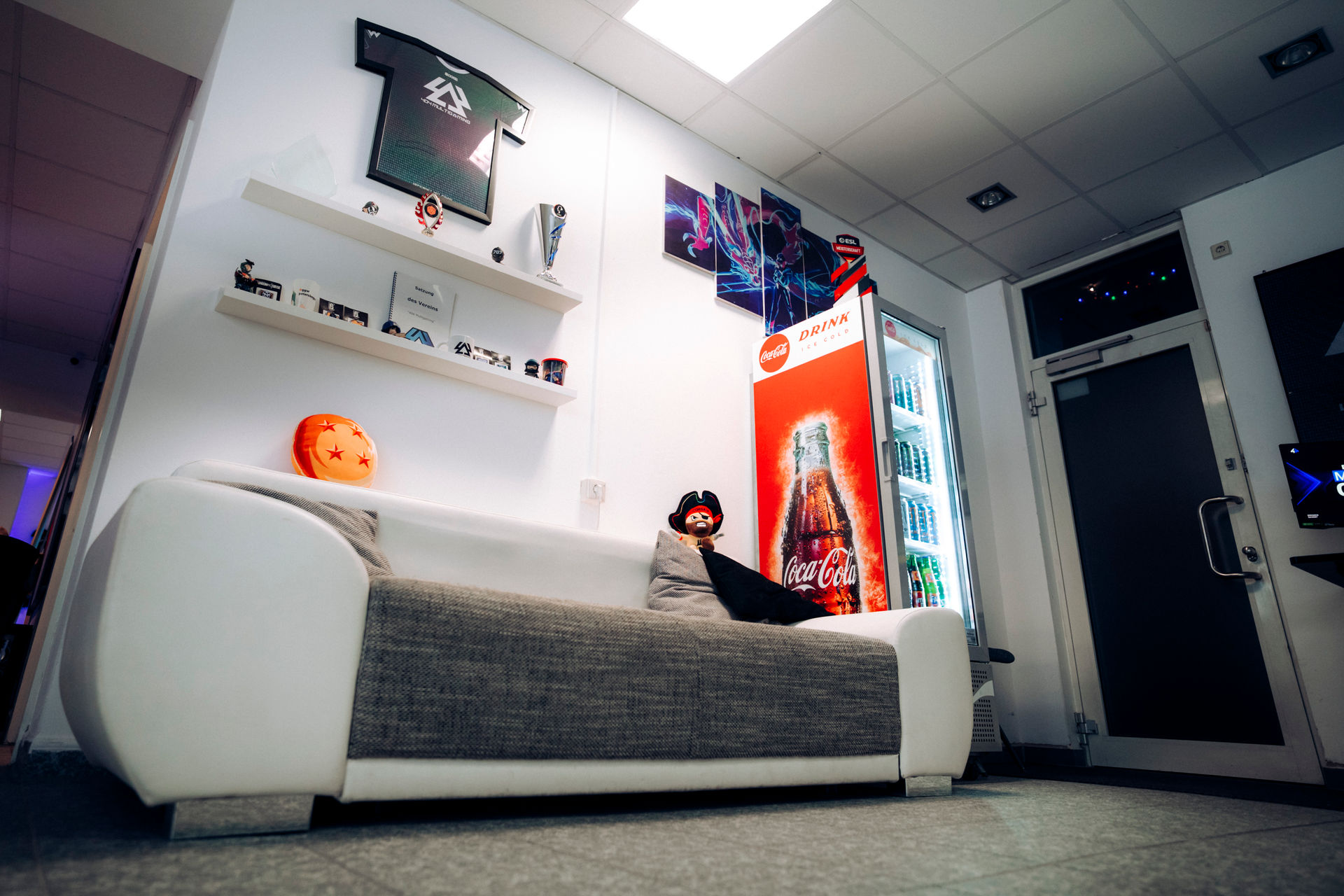Forty Four Lounge mit Vereinsdeko und Gaming-Setup