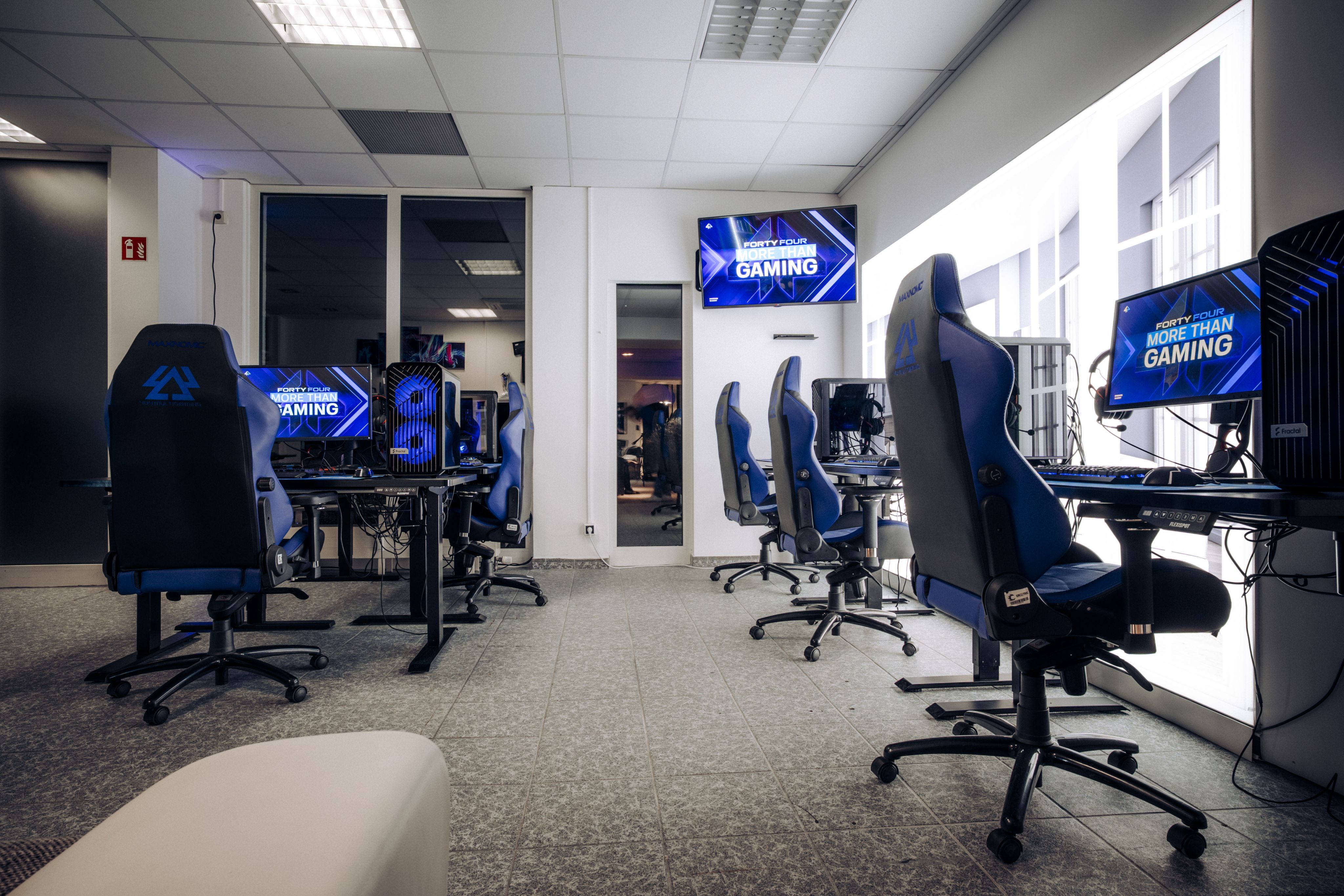Forty Four Bootcamp mit Gaming-PCs und 404 Screens