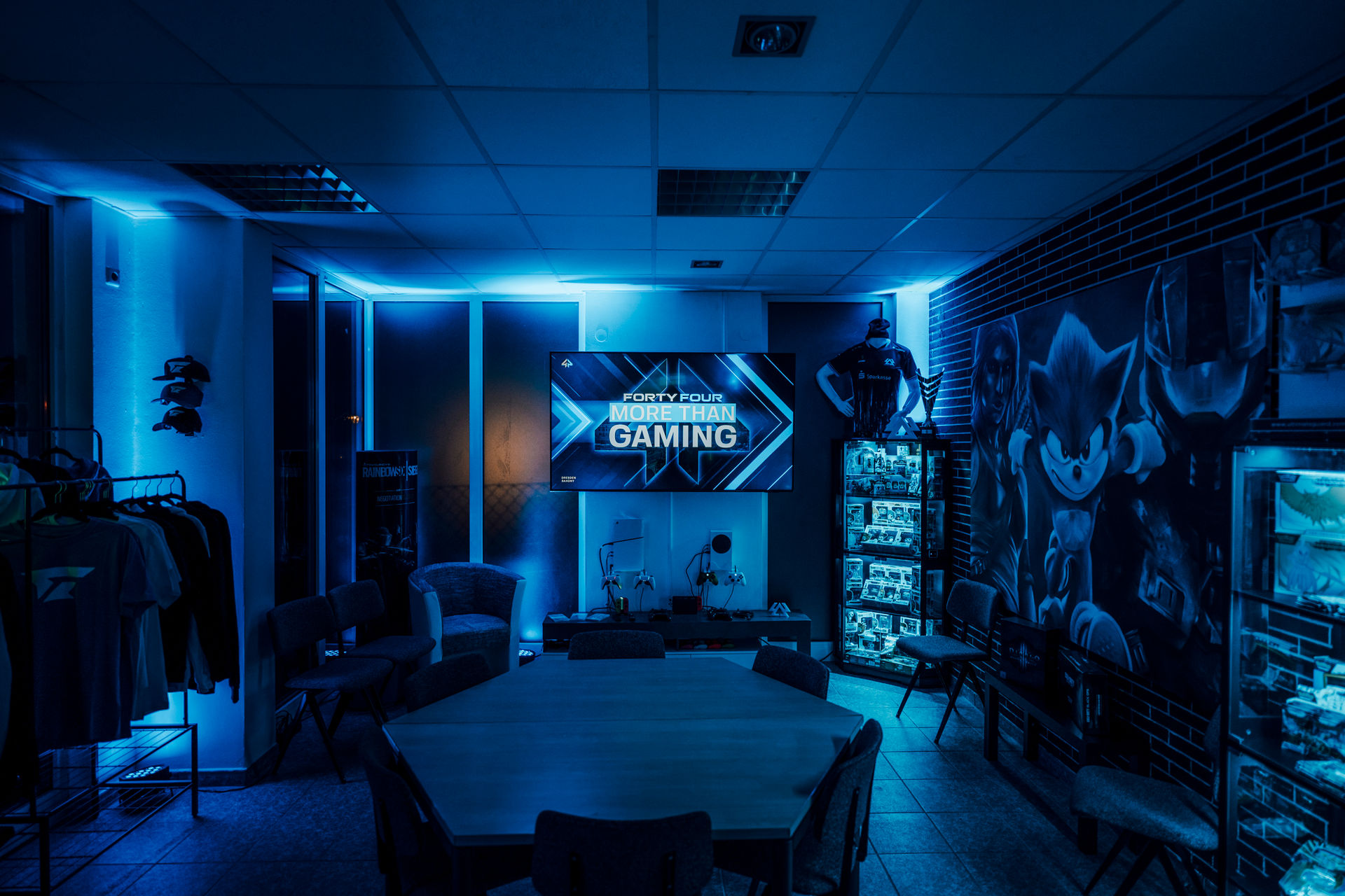 Forty Four Store und Community-Lounge im blauen Licht